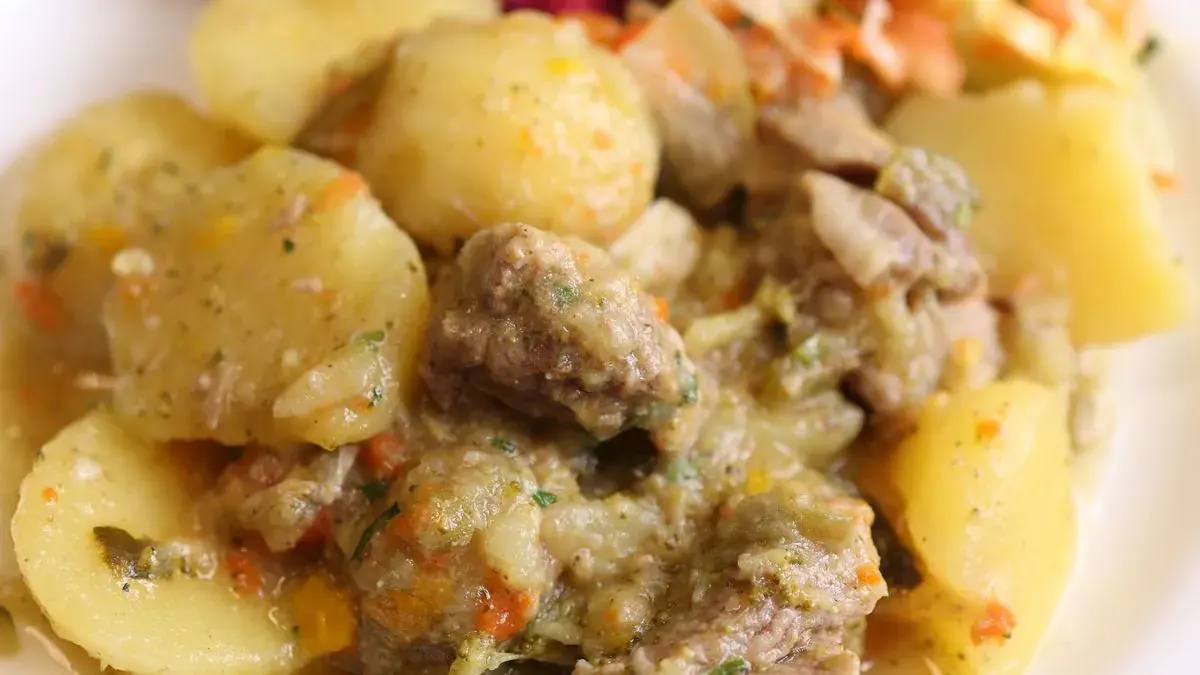 Braised beef with potatoes and red cabbage