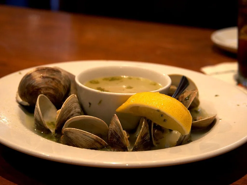 Steamed clams with broth and lemon