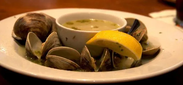 Steamed clams with broth and lemon